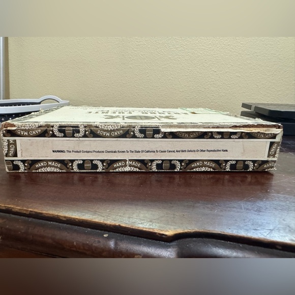 Vintage Arturo Fuente Cigar Box - Empty - Picture 4 of 7